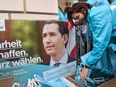 Gute Chancen für Ex-Kanzler Sebastian Kurz: Die Österreicher wählen am heutigen Sonntag nach dem skandalbedingten Ende der Koalition von konservativer ÖVP und rechter FPÖ ein neues Parlament. (Bild: KEYSTONE/EPA/GEORGI LICOVSKI)