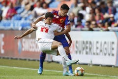 Luzerns Ryder Matos, vorne, im Kampf mit Basels Blas Riveros. (Bild: KEYSTONE/Peter Klaunzer)