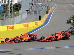 Das Überholmanöver nach dem Start: Vettel zieht an seinem Teamkollegen Leclerc vorbei (Bild: KEYSTONE/AP/LUCA BRUNO)