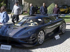 Interessenten begutachten einen Koenigsegg One, einer von 25 Luxuswagen des ältesten Sohnes des Präsidenten von Äquitorialguinea, der am Sonntag bei Genf versteigert wurde. (Bild: KEYSTONE/LAURENT GILLIERON)
