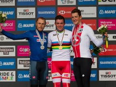 Stefan Küng (rechts9 bei der Siegerehrung neben dem neuen Weltmeister Mads Pedersen und dem Silbermedaillengewinner Matteo Trentin aus Italien (Bild: KEYSTONE/EPA/VICKIE FLORES)