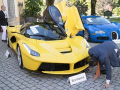 Ein gelber Ferrari LaFerrari von 2015 und ein blauer Bugatti Veyron EB 16.4 Coupé von 2010 ausgestellt an der Versteigerung im Bonmont Abbey Golf & Country Club in Chéserex VD bei Genf. (Bild: KEYSTONE/LAURENT GILLIERON)
