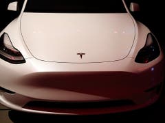 In Lenzburg ist ein betrunkener Automobilist mit einem brandneuen Tesla verunfallt. Auf dem Schoss hatte er dabei sein dreijähriges Kind. (Bild: KEYSTONE/AP/JAE C. HONG)