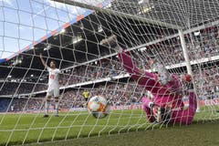 Luzerns Torhueter Marius Mueller liegt nach dem Tor zum 1-0 durch Basels Arthur Cabral im Netz. (Bild: KEYSTONE/Peter Klaunzer, Basel, 29.09.2019)