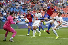 Basels Arthur Cabral, 2. von rechts, erzielt das Tor zum 2-0 gegen Luzerns Torhueter Marius Mueller und Luzerns Stefan Knezevic. (Bild: KEYSTONE/Peter Klaunzer, Basel, 29.09.2019)
