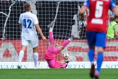 Torhueter Marius Mueller (Luzern) kassiert das Tor zum 1:0 (Bild: Martin Meienberger/freshfocus)