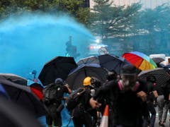 Die Polizei in Hongkong geht mit Wasserwerfern und Tränengas gegen die demonstrierenden Regierungsgegner vor. (Bild: KEYSTONE/EPA/JEROME FAVRE)