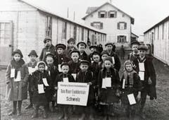 Eine Gruppe von Wiener Kindern erreicht im Frühjahr 1919 mit nachdenklichen Mienen Buchs. (Bild: Archiv Hansruedi Rohrer)