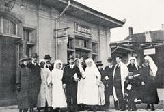 Das Komitee in Erwartung eines Kinderzuges, in der Mitte Max Strauss, Chef des SBB-Fahrdienstes. (Bild: Archiv Hansruedi Rohrer)