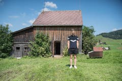 Hinten der Schopf, rechts der Bienenstock, vorne der Klangkünstler: Ludwig Berger lässt einem in seiner Installation in Schopf Nummer 6 ins den Bienenstock hineinhören. (Bild: Lisa Jenny - 28. August 2019)