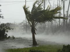 Eine überschwemmte Strasse und peitschende Winde in Freeport auf Grand Bahama während des Hurrikans «Dorian». (Bild: Tim Aylen/Keystone, 2. September 2019)