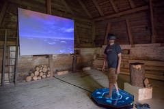 Im «Noise Aquarium» in Schopf Nummer 7 kann man virtuell in die Welt des Planktons eintauchen. Und hört es sogar um Hilfe rufen. (Bild: Lisa Jenny - 28. August 2019)