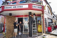 In Daytona Beach schützen anwohner ihre Häuser vor dem erwarteten Kurrikan. (Bild: Jim Lo Scalszo/EPA, 2. September 2019)