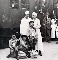 Helferinnen betreuen die reisenden Kinder. (Bild: Archiv Hansruedi Rohrer)
