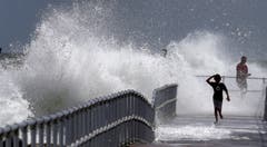 Ein Kind flüchtet vor den durch den Hurrikan verursachten Wellen beim Lighthouse Point Park in Ponce Inlet, Florida. (Bild: Joe Burbank/AP, 2. September 2019)