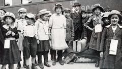 Den Gesichtern nach treten diese Jugendlichen wohl wieder die Reise nach Wien an. (Bild: Archiv Hansruedi Rohrer)