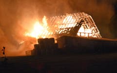 Ein Feuerwehrmann musste mit Verdacht auf eine Rauchvergiftung zur Kontrolle ins Spital gefahren werden. (Bild: Luzerner Polizei, Rothenburg, 29. September 2019)