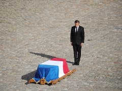 Frankreichs Staatspräsident Emmanuel Macron erwies am Montagvormittag dem ehemaligen Staatschef Jacques Chirac die letzte Ehre. (Bild: KEYSTONE/EPA/CHRISTOPHE PETIT TESSON)