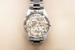 «Menschzeit»: Armbanduhr mit Fingernägeln. (Bild: Michel Canonica)