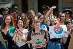 15. Dezember 2018: Der erste Klimastreik in der Schweiz. 400 bis 500 Schülerinnen und Schüler aus Zürcher Gymnasien folgen dem Aufruf der 15-jährigen Umweltaktivistin Greta Thunberg und führen den ersten Schweizer Klimastreik durch. Ihre Forderungen richteten sie an die Regierung, die den Klimanotstand ausrufen soll. Die Klimafrage wird die Wahlen im Oktober entscheidend prägen. (Bild: Keystone)