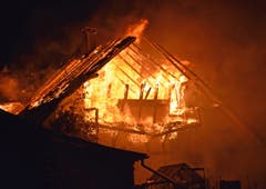 Das Feuer breitete sich, begünstigt durch den heftigen Wind, schnell auf das ganze Gebäude aus. (Bild: Luzerner Polizei, Rothenburg, 29. September 2019)