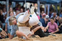 Angela Riesen (hinten) bezwingt Yolanda Geissbühler nach 2:30 Minuten mit Überstellen am Boden. (Bild: Eveline Beerkircher, Menznau, 29.9.2019)