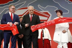 1. Juni 2016: Einweihung des Gotthardbasis-Tunnel. Für einmal ist die Welt zu Gast in der Schweiz. Europa feiert die Schweiz für den längsten Eisenbahntunnel. Im Beisein vieler internationaler Politikerinnen und Politiker wird der Gotthardbasis-Tunnel eingeweiht. In Erinnerung bleiben auch die Tränen von Verkehrsministerin Doris Leuthard und ihr weisses Löcher-Kleid. (Bild: Keystone)