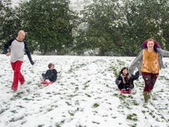Im US-Bundesstaat Montana erfreuen sich Familien über den frühen Wintereinbruch. (Bild: KEYSTONE/AP The Missoulian/BEN ALLAN SMITH)