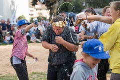 Mit Bier und Wasser wird gefeiert. (Bild: Eveline Beerkircher, Menznau, 29.9.2019)