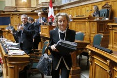 28. Oktober 2015: BDP-Bundesrätin Eveline Widmer-Schlumpf tritt zurück. Die Mitte verlor, die Rechte gewann bei den letzten Parlamentswahlen: Unter diesen Umständen waren die Aussichten für eine erneute Wiederwahl von BDP-Bundesrätin Eveline Widmer-Schlumpf alles andere als rosig. Die Bündnerin zog die Konsequenzen und trat nach acht Jahren ab. Damit machte sie den Weg frei, um die ursprüngliche Zauberformel im Bundesrat wieder herzustellen. (Bild Keystone) (Bild: CH Media)