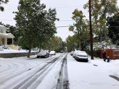 Auf den Verkehr hatte der starke Schneefall aber negative Folgen. Es gab zahlreiche Unfälle. (Bild: KEYSTONE/AP/MATT VOLZ)