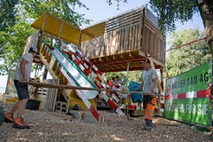 Das Team von Häller Bau AG am Aufstellen. (Bild: Corinne Glanzmann, Sempach, 4. September 2019)