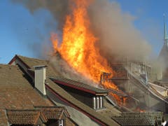 Der Brand in der Aarauer Altstadt brach in einem Dachstock aus und griff danach auf andere Gebäude über. (Bild: Handout Kantonspolizei Aargau)