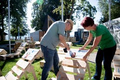 Die beiden OK-Mitglieder Barbara Friedli und Benedikt Felder beschriften die Liegestühle in Sempach. (Bild: Corinne Glanzmann, Sempach, 4. September 2019)