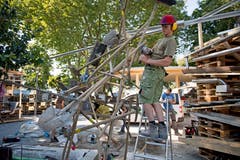 Letzte Aufbauarbeiten am Dynamo Sempachersee. Im Vordergrund: Silvano Maurer baut eine Kügelibahn. (Bild: Corinne Glanzmann, Sempach, 4. September 2019)