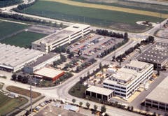 Luftaufnahme des Tegimenta-Areals in Rotkreuz im Jahr 1988. (Bild: Roche)