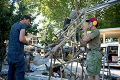 Letzte Arbeiten vor der Eröffnung: Marcel Gabriel (links) und Silvano Maurer gehören zum Team von Gabriel Blumen & Garten. (Bild: Corinne Glanzmann, Sempach, 4. September 2019)