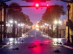 Wegen der Zwangsevakuierungen waren die Strassen am Mittwoch in Daytona Beach im US-Bundesstaat Florida, wie ausgestorben. (Bild: KEYSTONE/EPA/JIM LO SCALZO)