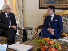 Der designierte Ministerpräsident Giuseppe Conte (r) ist am Mittwoch mit Staatspräsident Sergio Mattarella zusammengetroffen. (Bild: KEYSTONE/EPA Quirinale Palace/PAOLO GIANDOTTI / QUIRINALE P)