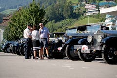 Die historischen Fahrzeuge in Reih und Glied.