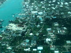 Das Rote Kreuz schätzt die Zahl der zerstörten Häuser auf den Bahamas auf mindestens 13'000. (Medic Corps via AP) (Bild: KEYSTONE/AP Medic Corps)