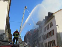 Zur Bekämpfung des Brandes in der Aarauer Altstadt wurden auch Feuerwehren aus benachbarten Gemeinden zugezogen. (Bild: Handout Kantonspolizei Aargau)