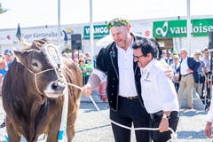 Hoher Besuch am Zuger Stierenmarkt: Esaf-Siegerstier Kolin mit Schwingerkönig Christian Stucki und Betreuer Mändel Nussbaumer (rechts). (Bild: Jan Pegoraro, Zug, 4. September 2019)