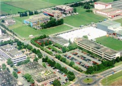 Luftaufnahme des Tegimenta-Areals in Rotkreuz im Jahr 1986. (Bild: Roche)