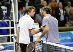 2010: Viertelfinal Stockholm: Federer s. Wawrinka 2:6, 6:3, 6:2Bekanntes Bild und trotzdem zwei Premieren: Wawrinka gratuliert Federer zum sechsten Mal im siebten Aufeinandertreffen. Zum ersten Mal gewinnen beide Spieler mindestens einen Satz und Federer ist zum ersten Mal nicht die Weltnummer 1, als er Wawrinka schlägt. (Bild: Keystone)