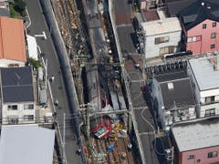 Zugunglück in Japan: Nach der Kollision mit einem LKW auf einem Bahnübergang entgleiste der erste Waggon und der Zug geriet in Brand. (Bild: KEYSTONE/AP Kyodo News/KENZABURO FUKUHARA)