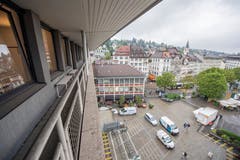Blick vom obersten Stockwerk des Hauses Union auf den Blumenmarkt. (Bild: Urs Bucher - 21. August 2019)