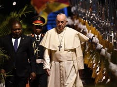 auf der ersten Etappe seiner Afrika-Reise ist Papst Franziskus in Maputo angekommen. Er wurde von Mosambiks Präsident Filipe Nyusi (l) feierlich empfangen. (Bild: KEYSTONE/EPA ANSA/LUCA ZENNARO)