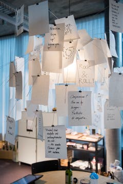 Das Besucherzentrum Paraforum beim Schweizer Paraplegikerzentrum Nottwil gibt einen Einblick in den Alltag von Menschen im Rollstuhl. Die Besucher können sich in der fiktiven WG bewegen und sich auch selbst in einen Rollstuhl setzen. (Bild: Boris Bürgisser, 5. September 2019, Nottwil)