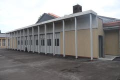 Die neuen, ein bestehendes Gebäude angebauten Aufbahrungsräume von aussen.